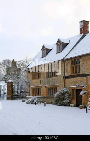 Rangée de cottages couverts de neige et des portes menant au vieux château de Sherborne dans le Dorset au cours de l'hiver Banque D'Images