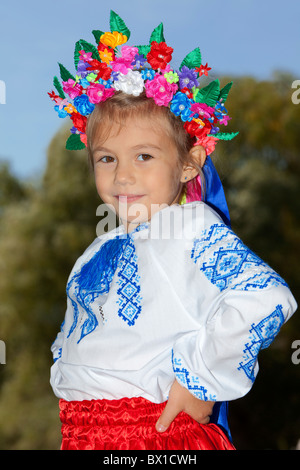 Jeune fille avec couronne de fleur en tenue traditionnelle ukrainienne à Pyrohovo (Musée d'État de l'architecture populaire et de la vie de l'Ukraine) à Kiev, Ukraine Banque D'Images