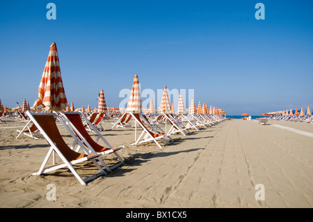 Plage parfaite chaise chaises transat transats sable doré ciel ciel bleu rêve rêve d'un bain de soleil idéal sunny d Banque D'Images