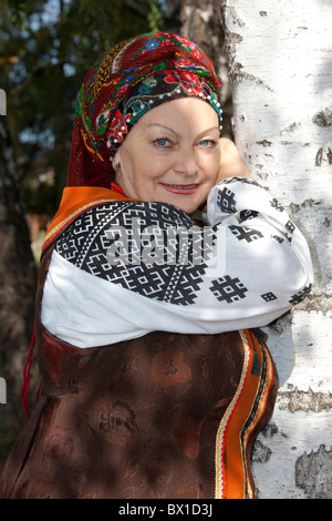 Femme en robe traditionnelle ukrainienne à Pyrohovo (Musée d'état de l'architecture populaire et de la vie de l'Ukraine) à Kiev, Ukraine Banque D'Images