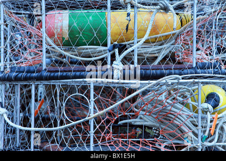 Une pile de vieux port de pêche du crabe et du homard, des paniers avec de la corde, de maillage et de bouées colorées à Prince Rupert, Canada Banque D'Images