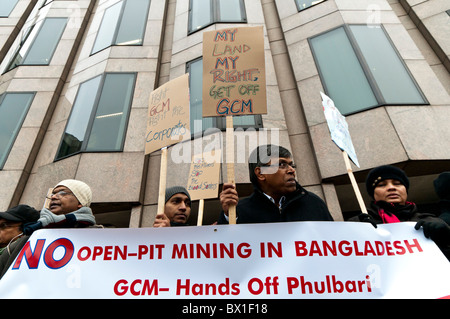 La communauté bangladaise au Royaume-Uni l'organisation d'une démonstration pendant l'assemblée générale annuelle du MCG contre un projet de mine de charbon en Dinajpur Banque D'Images