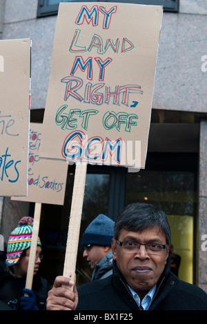 La communauté bangladaise au Royaume-Uni l'organisation d'une démonstration pendant l'assemblée générale annuelle du MCG contre un projet de mine de charbon en Dinajpur Banque D'Images