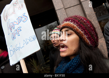 La communauté bangladaise au Royaume-Uni l'organisation d'une démonstration pendant l'assemblée générale annuelle du MCG contre un projet de mine de charbon en Dinajpur Banque D'Images