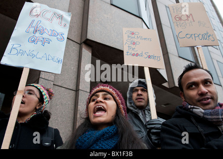 La communauté bangladaise au Royaume-Uni l'organisation d'une démonstration pendant l'assemblée générale annuelle du MCG contre un projet de mine de charbon en Dinajpur Banque D'Images