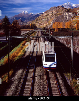 Train Cisalpino railroad chemin de fer près de Sion Valais Suisse Europe Alpes montagnes d'automne Banque D'Images