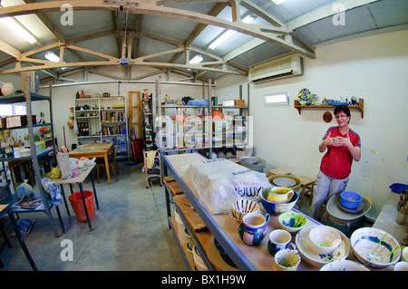 Une femme européenne potter dans son atelier Banque D'Images