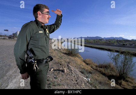 El Paso Texas US Border Patrol USA America United States Border Guard river man modèle ne libération customs Banque D'Images