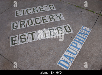 Trottoir de tuile marqueurs pour une épicerie sur la rue Dauphine est reparti à New Orleans quartier Bywater. Banque D'Images