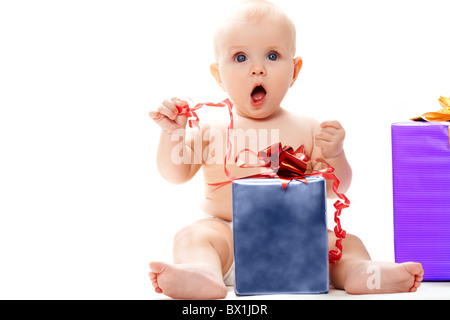 Photo de surpris avec baby-sitting cértificat grand par son côté sur fond blanc Banque D'Images