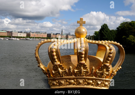 Couronne royale sur un pont Skeppsholmen à Stockholm Banque D'Images