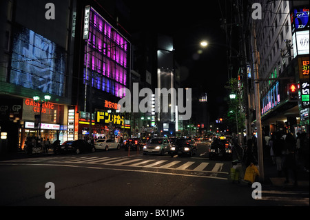 Croisement de la rue la nuit de Roppongi, Tokyo, Japon Banque D'Images