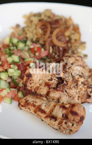 Salade de poulet grillé, riz et oignons Banque D'Images