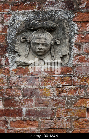 Tête en pierre intégré dans un mur géorgien à Newstead Abbey, Nottinghamshire, Angleterre, Royaume-Uni. Banque D'Images