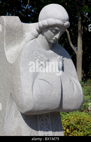 Gros plan d'un monument (ange priant) aux victimes de la famine de 1932-1933 à Kiev, Ukraine Banque D'Images