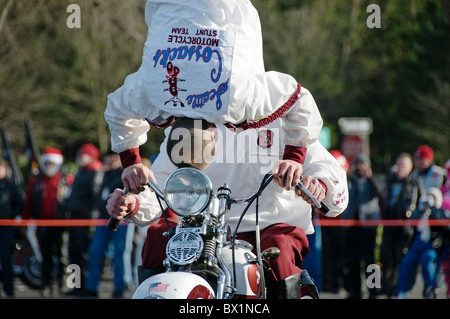 Les membres de l'équipe de stunt moto Cosaques de Seattle pour effectuer la foule avant le début de l'Olympia 2010 de jouets. Banque D'Images