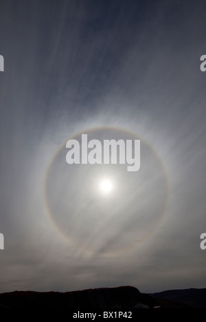 Bague soleil / halo circulaire / 22° halo provoqué par un type spécifique de cristaux de glace, le Groenland, West-Greenland Banque D'Images