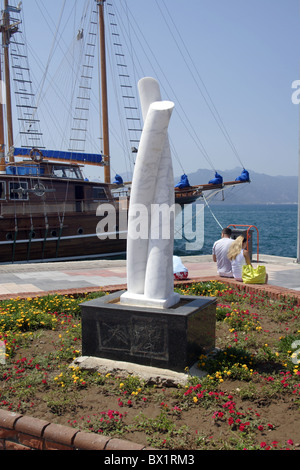 Promenade au bord de l'eau le long de la sculpture, Marmaris, Anatolie, Turquie, l'Eurasie Banque D'Images