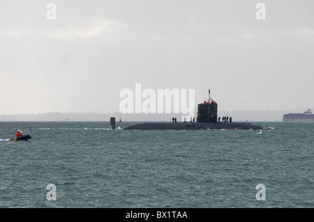 Le sous-marin dans le Solent Southsea off avant d'entrer dans le port de Portsmouth Banque D'Images