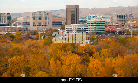 USA, Ohio, Boise, vue aérienne du centre-ville entouré de couleurs d'automne et le Boise River Greenbelt Banque D'Images