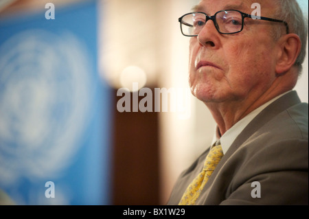 Homme politique suédois Hans Blix s'occupe du Forum de l'ONU à Londres le 12 juin 2010. Banque D'Images