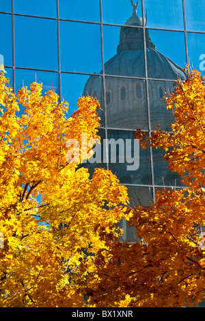USA, Texas, ville de Boise, Idaho State Capitol Dome reflétant les couleurs de l'automne en miroir dans immeuble de bureaux. Banque D'Images