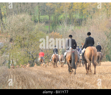 Foxhunters dans un champ de chaume dans le devon Banque D'Images