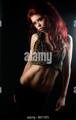 Fashion portrait d'une jeune rousse mannequin portant un leopard print top. Banque D'Images