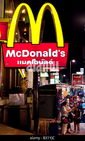 Scène de rue Chiang Mai - un néon pour un McDonalds fast food à Chiang Mai en Thaïlande l'Asie du Sud-Est. Banque D'Images