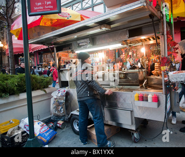 Un vendeur de hot-dog au Herald Square à New York le dimanche, Décembre 5, 2010. (© Richard B. Levine) Banque D'Images