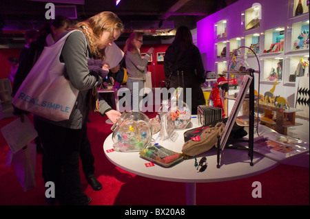 Les clients de Real Simple magazine's Christmas pop up store à New York Banque D'Images