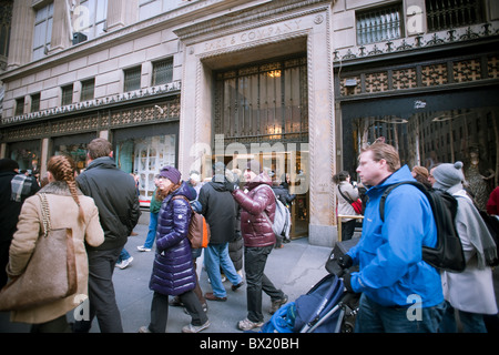 Des hordes de consommateurs à l'extérieur de Saks Fifth Avenue à New York le dimanche, Décembre 5, 2010. (© Richard B. Levine) Banque D'Images