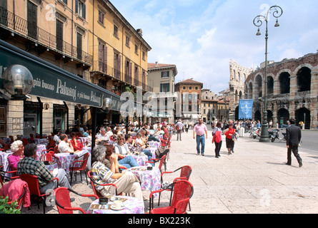 Les clients de l'entreprise ville cafe amphithéâtre Italie Europe vit le modèle ne libération vieille ville passants personne Piaz Banque D'Images