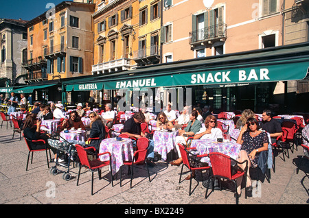 Les clients de l'entreprise ville cafe Italie Europe vit le modèle ne libération vieille ville passants personne Piazza Bra place Banque D'Images