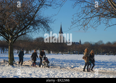 Les marcheurs dans la neige, faire leur chemin à travers la prairie à Édimbourg, Écosse, Royaume-Uni. Banque D'Images