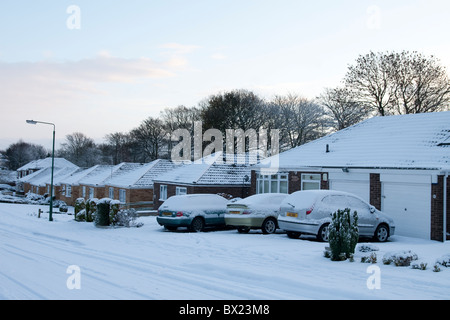 Une rangée de bungalows avec les voitures sur la route dans l'impossibilité de se rendre au travail uk Banque D'Images