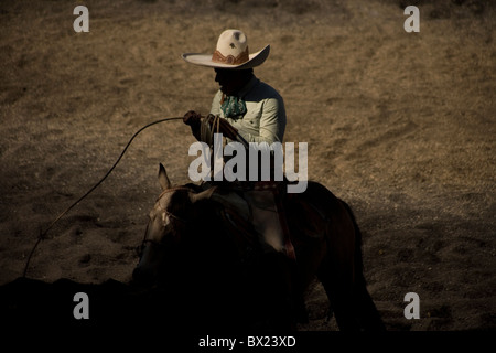 Un Charro mexicain détient son lasso au cours d'une charrería exposition dans la ville de Mexico, Mexique. Banque D'Images