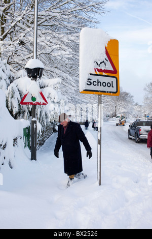 Les enfants de l'école's crossing panneau d'avertissement dans la neige profonde Banque D'Images