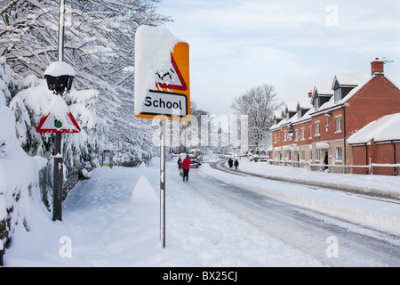 Les enfants de l'école's crossing panneau d'avertissement dans la neige profonde Banque D'Images