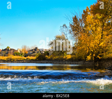 USA, Ohio, Boise, couleurs d'automne se reflétant dans la rivière de Boise. Maisons le long de la rivière Boise Greenbelt Trail. Banque D'Images