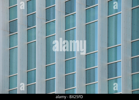 Les fenêtres extérieures d'un verre et d'acier moderne immeuble de bureaux commerciaux en raison de ciel bleu Banque D'Images