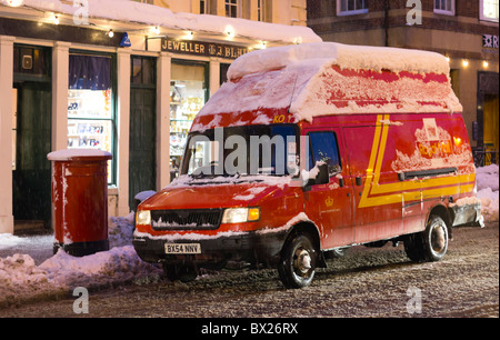 Après Noël - Royal Mail van la collecte d'un hiver enneigé centre ville en Ecosse - début d'urgence collection Banque D'Images