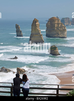 Les touristes se lever et admirer les douze apôtres À PARTIR DE LA PLATE-FORME D'OBSERVATION SUR LA Great Ocean Road VICTORIA AUSTRALIE Banque D'Images