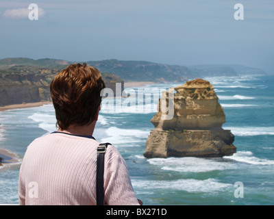 Les touristes se lever et admirer les douze apôtres À PARTIR DE LA PLATE-FORME D'OBSERVATION SUR LA Great Ocean Road VICTORIA AUSTRALIE Banque D'Images