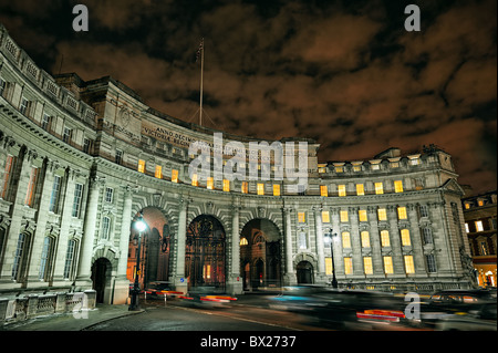 L'Admiralty Arch, Mall, Londres, Angleterre, Royaume-Uni, Europe, illuminé la nuit en hiver. Banque D'Images