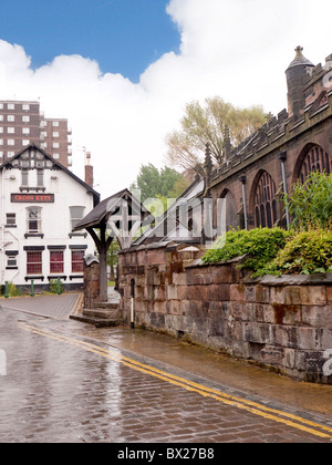 L'église paroissiale de St Marie la Vierge et la Croix saisit le pub dans la ville de Eccles à Salford dans le Greater Manchester Banque D'Images
