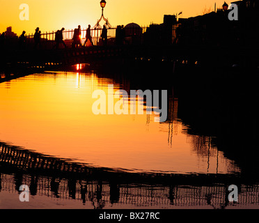 La coopération de Dublin, Dublin, Irlande, Ha'penny Bridge, au coucher du soleil Banque D'Images