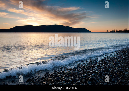 Au coucher du soleil l'île Orcas, Washington dans le Puget Sound, est découpé sur un ciel dramatique sur une belle soirée d'hiver. Banque D'Images