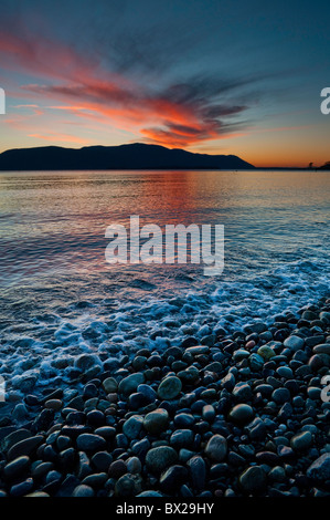 Au coucher du soleil l'île Orcas, Washington dans le Puget Sound, est découpé sur un ciel dramatique sur une belle soirée d'hiver. Banque D'Images