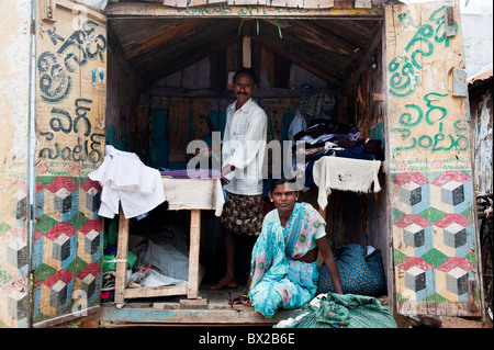 Rue traditionnelle indienne lavage et repassage shack à Bukkapatnam, Andhra Pradesh, Inde Banque D'Images